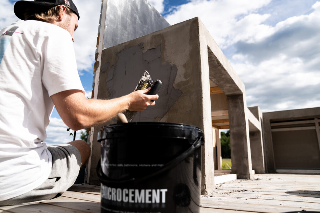 Lägger microcement på bord