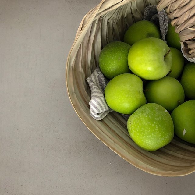 Frukt i skål på bänkskiva av microcement