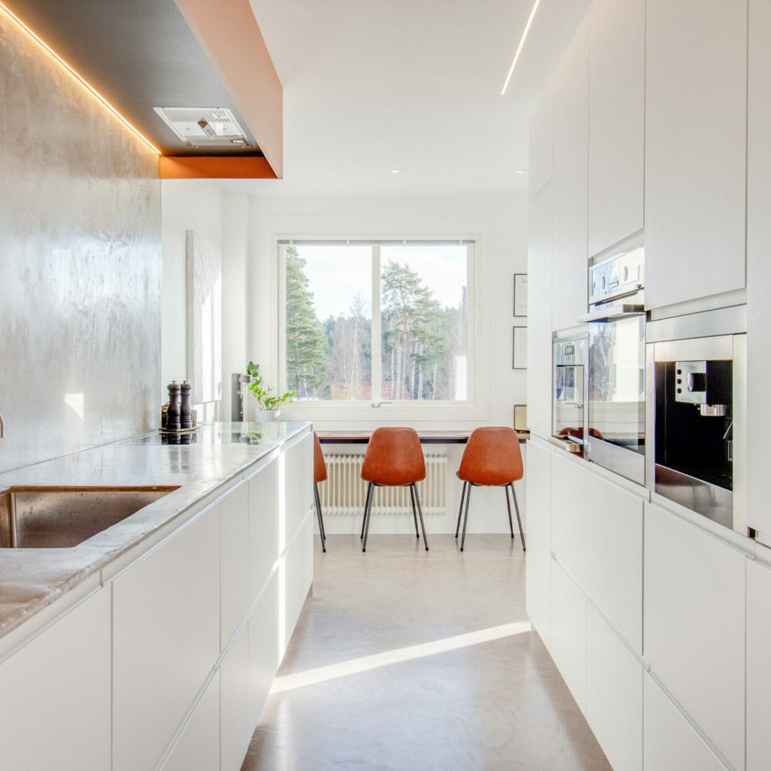 CBILD5IPRI6TPO9P83Q99 Kök i sandvit microcement sandvit