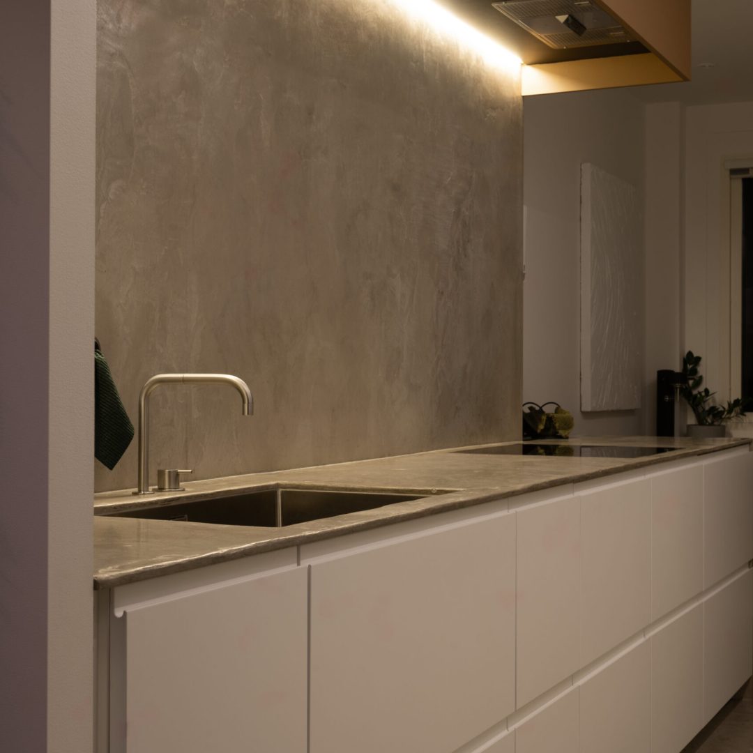 Vägg och bänkskiva i microcement i stockholm