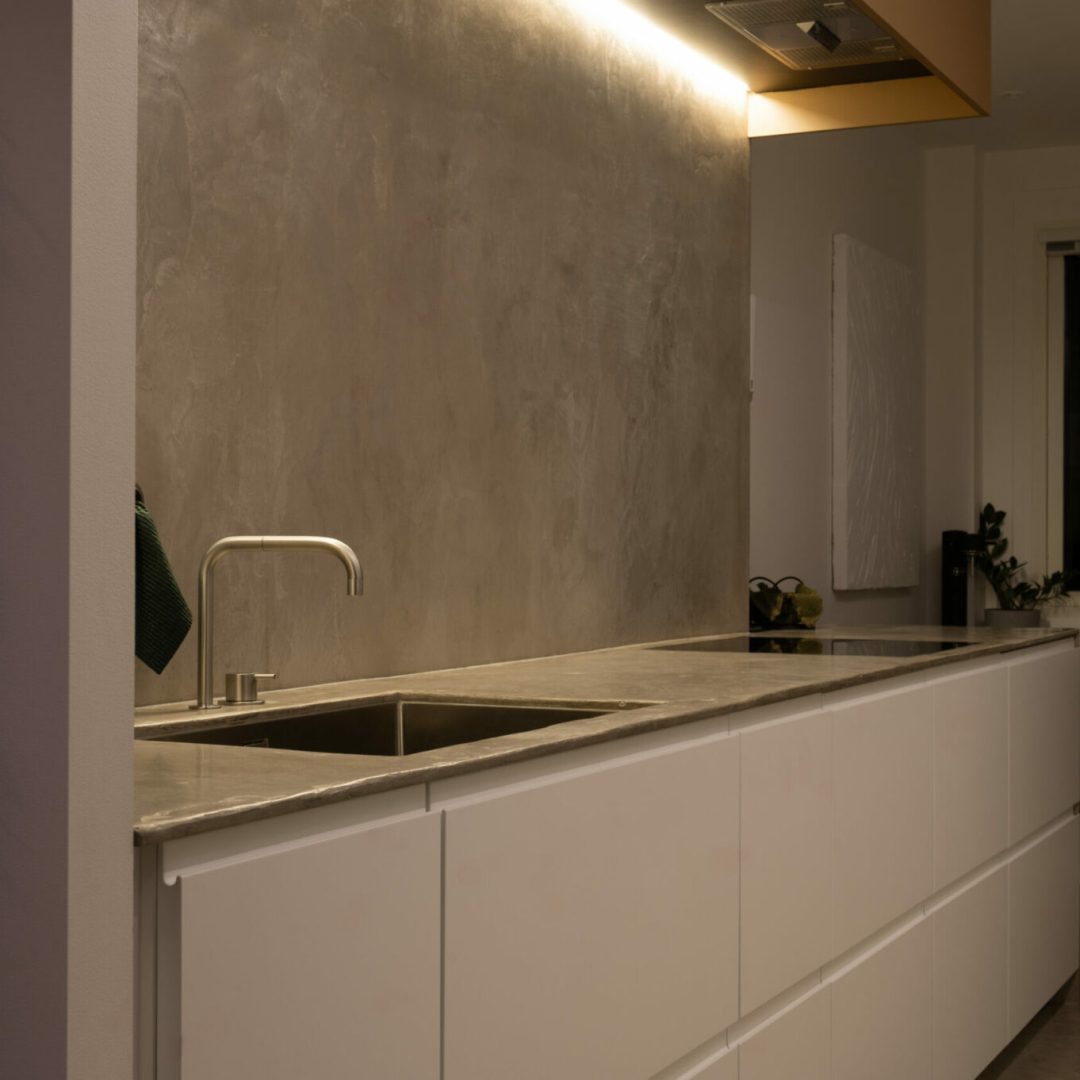 Vägg och bänkskiva i microcement i stockholm gråbeige