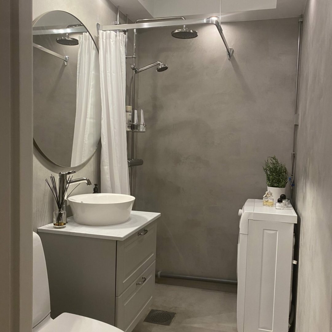 nyligen gjort badrum i microcement. betonggrå