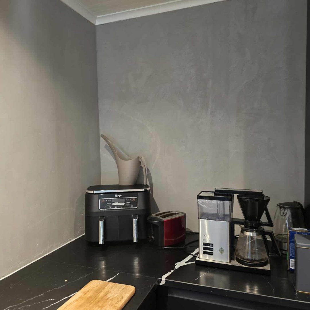 microcement på vägg i nyansen ljusgrå