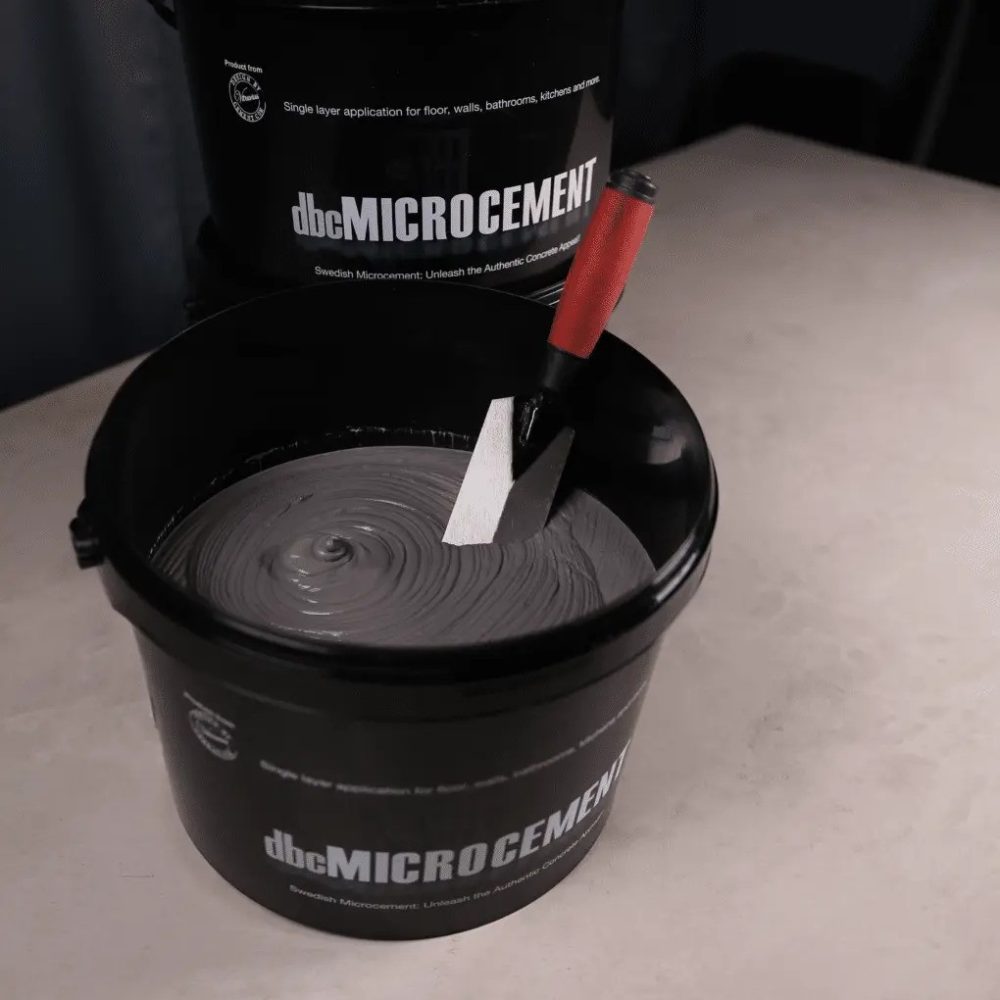 Hink med färdigblandad microcement.